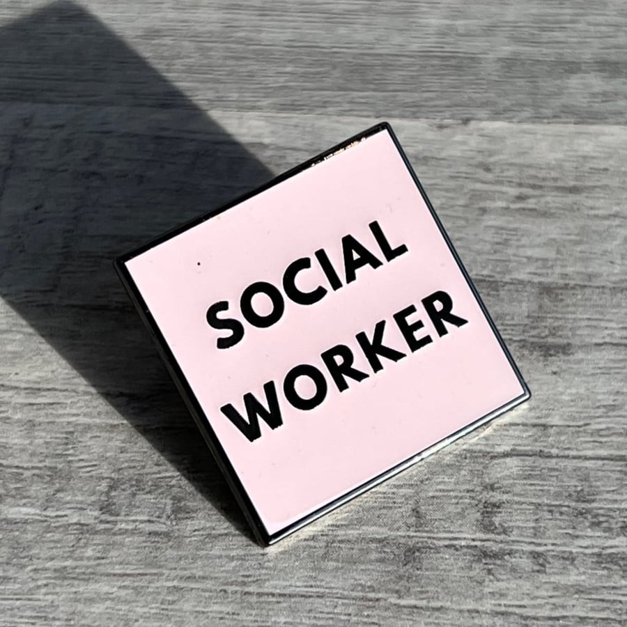 دبوس social worker