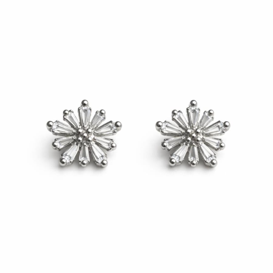 حلق لاف بلوم LAV Bloom فضة عيار 925 بتصميم زهرة من أحجار الباغيت