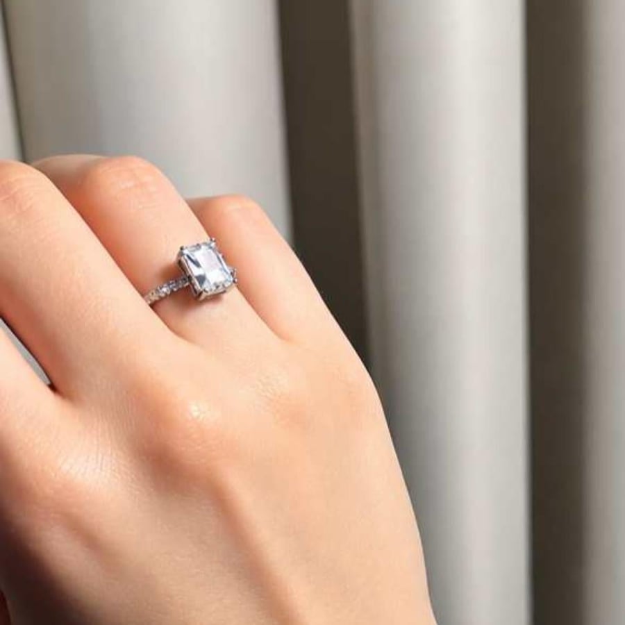 خاتم لاف راديانت LAV Radiant فضة عيار 925 فري سايز بقصة الزمر على يد