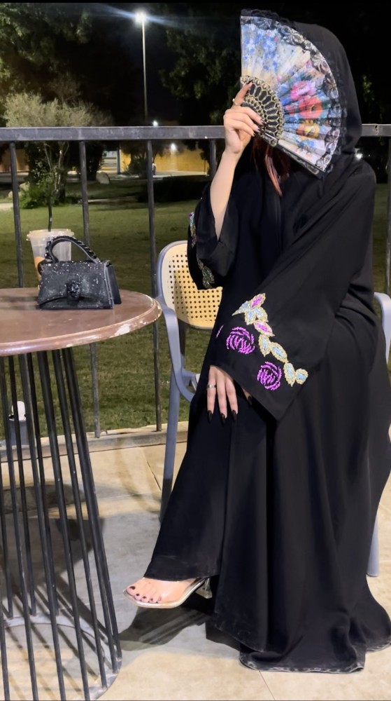 عباة كلوش ملكي موردة الاكمام ب الكرستال