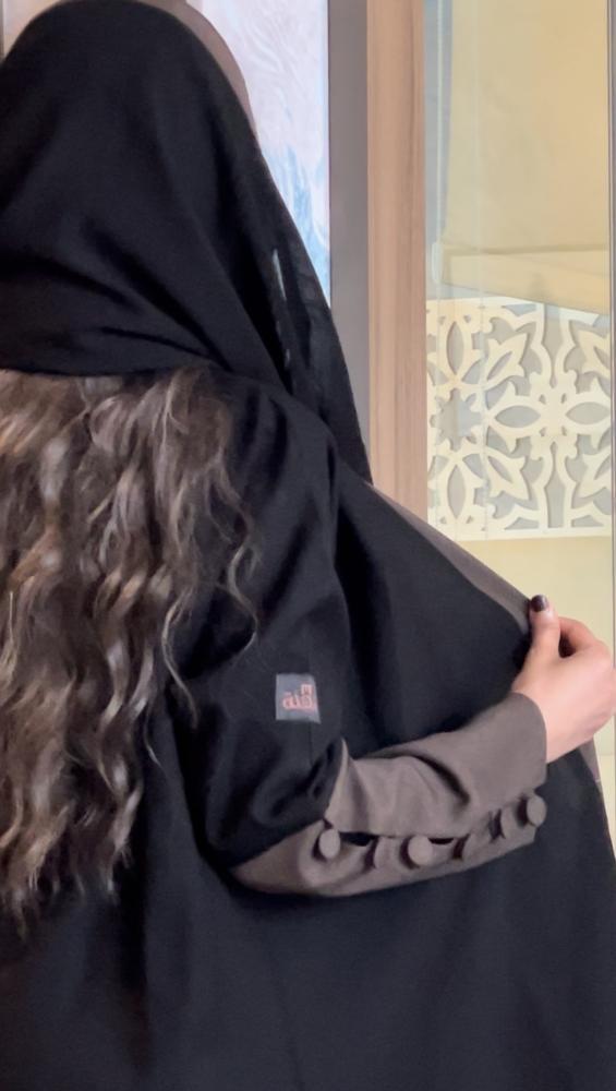عباة كريب الاناقه كلوش اكمام بني والاسفل لون بني