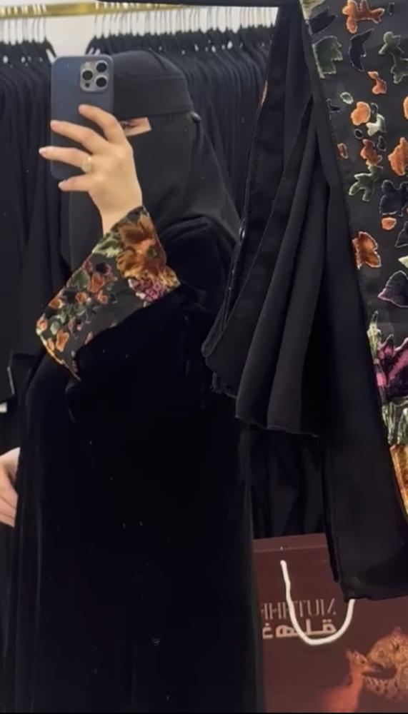 عبام مخمل كوري  نص كلوش اكمام مخمل شيفون مورد