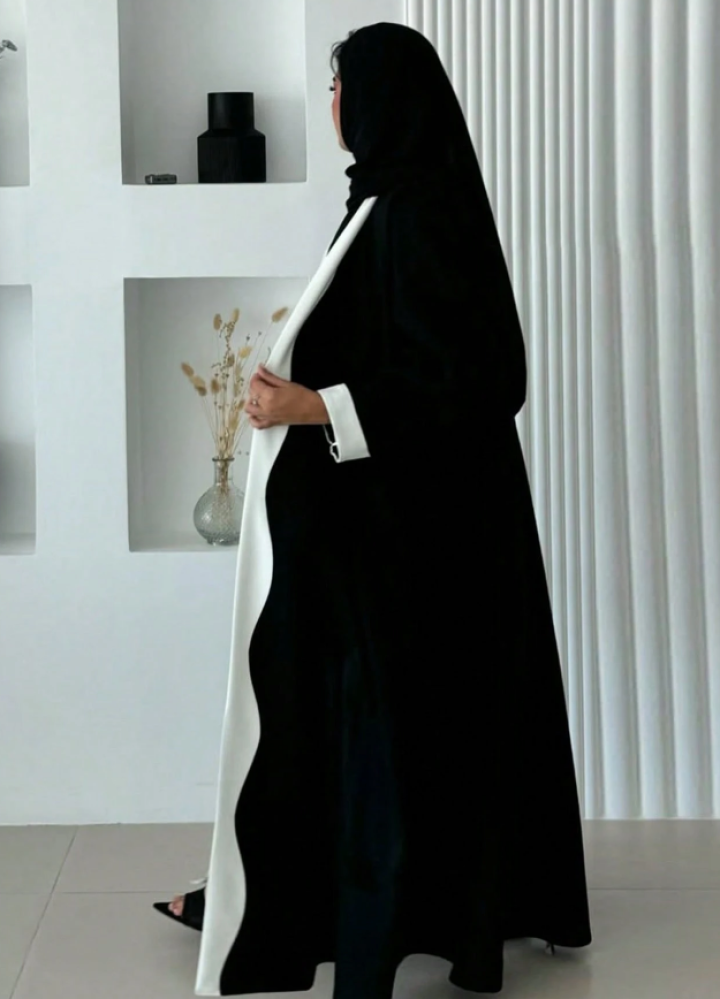 عباية سوداء مفتوحة