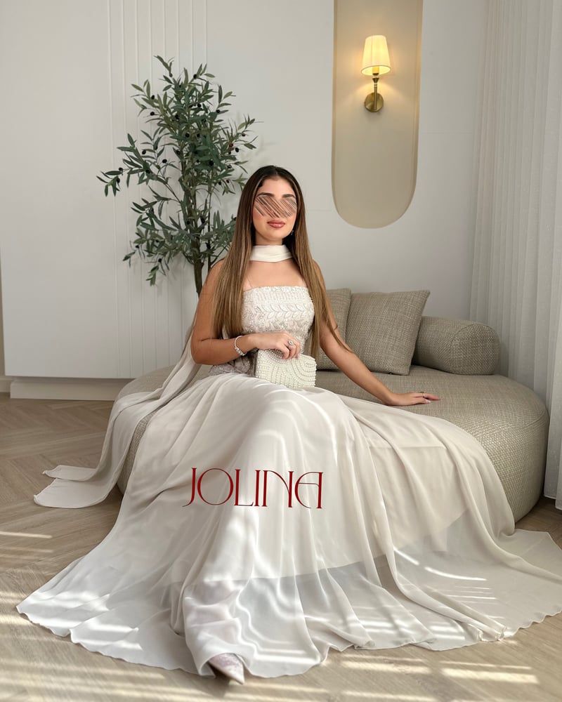 فستان اوف وايت بتصميم انسيابي صورة جانبية