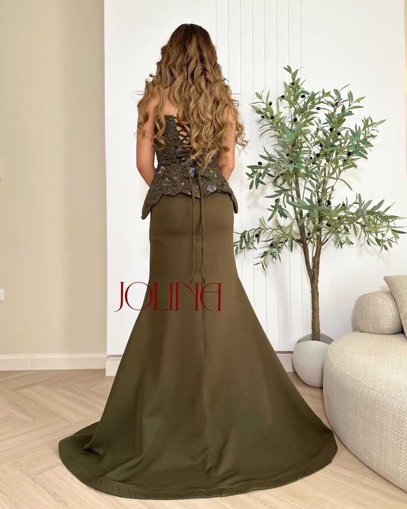 فستان سهرة زيتي صورة خلفية