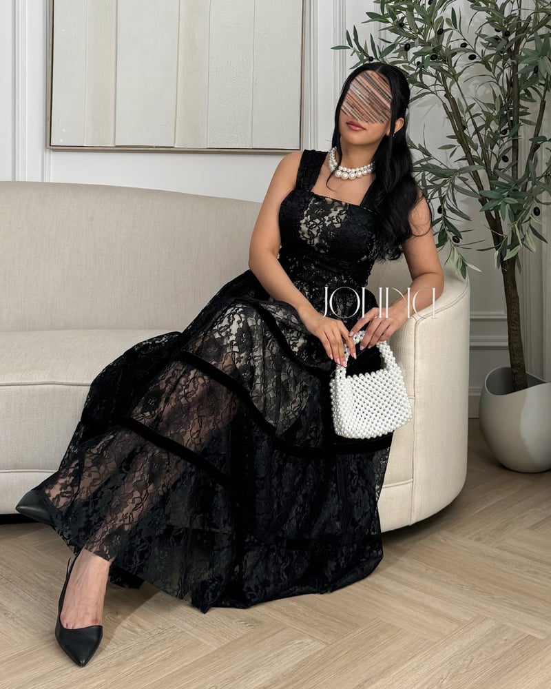فستان أسود دانتيل من جولينا – صورة أمامية