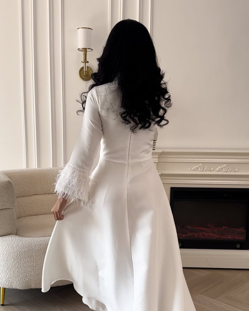 فستان ابيض ريش