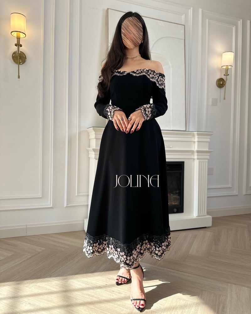 فستان أسود أنيق مزين بتطريز بيج