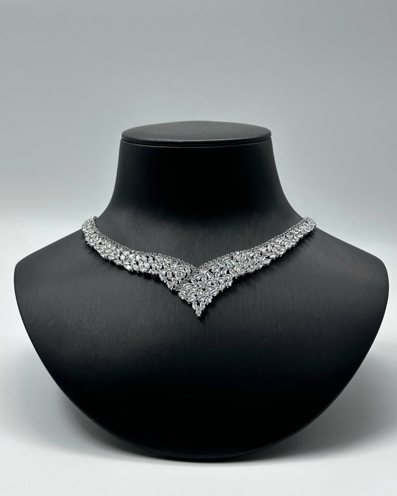 طقم اكسسوارات فضي بفصوص دقة الماس بتصميم اوراق