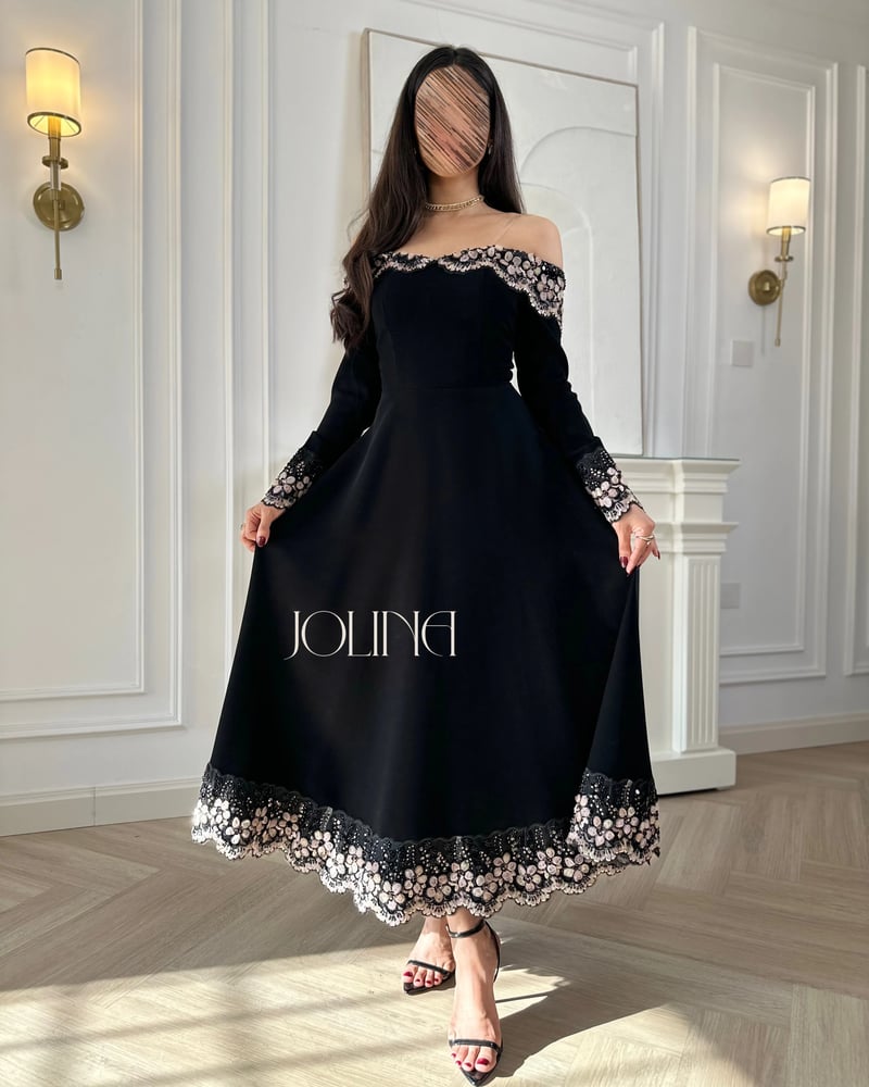 فستان أسود أنيق مزين بتطريز بيج