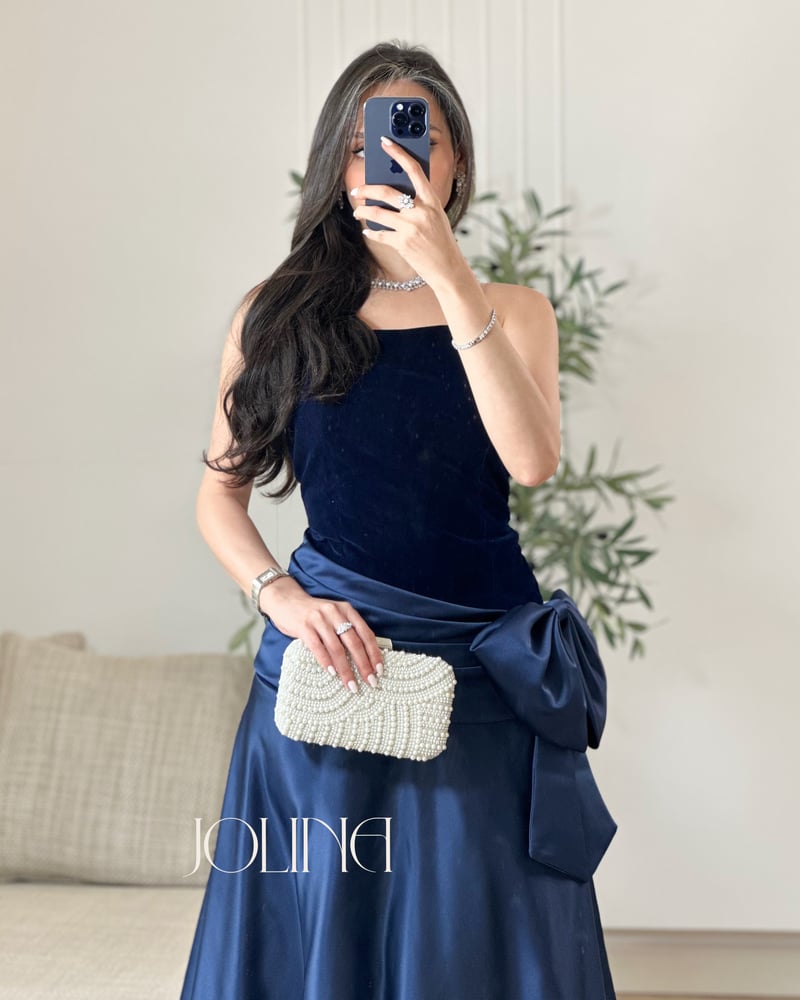 تفاصيل الفيونة على فستان كحلي مخملي خامة جوخ وسافانا