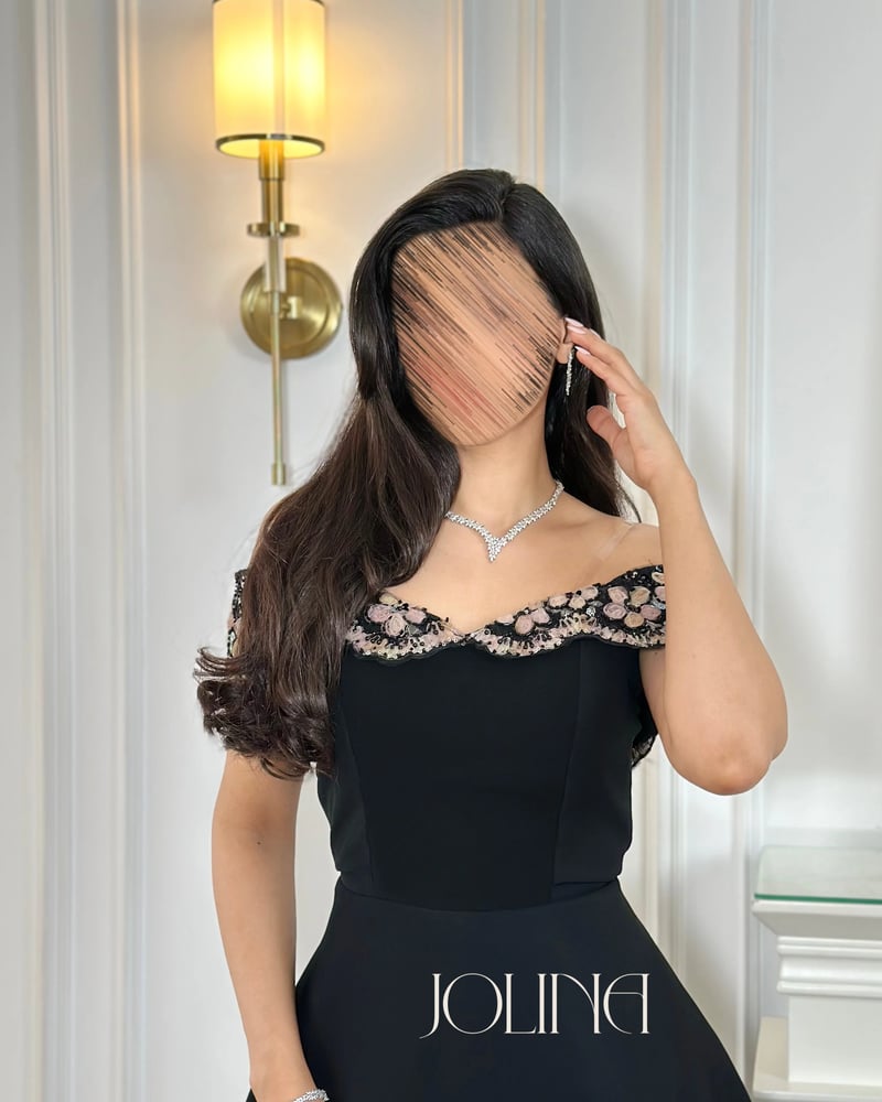 فستان أسود ميدي بتطريز ورد ناعم
