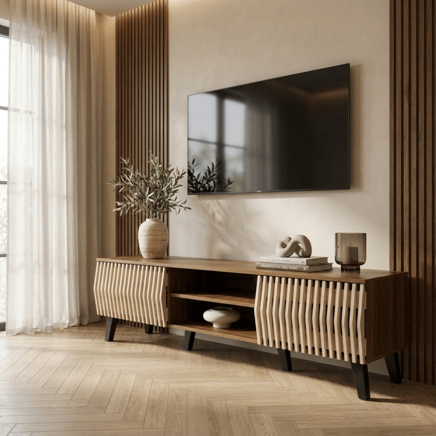 طاولة تلفزيون بتصميم عصري يجمع بين اللمسات الخشبية الطبيعية والتفاصيل الشرائحية الأنيقة، مع أرفف مفتوحة ووحدات تخزين مغلقة لتنظيم أجهزة الترفيه وإكسسوارات المنزل.