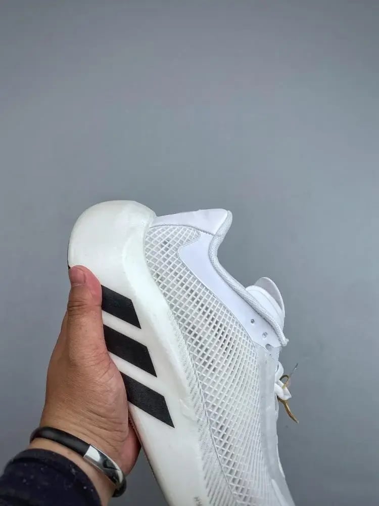 حذاء Adidas Hyperboost الرياضي للجري