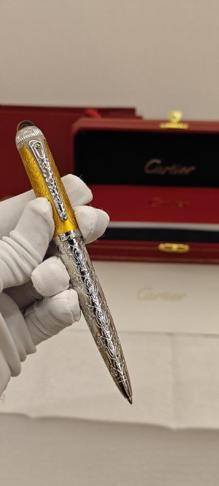 قلم كارتير رودستر بقمة حجر مقبب غطاء أصفر مزخرف وجسم منقوش