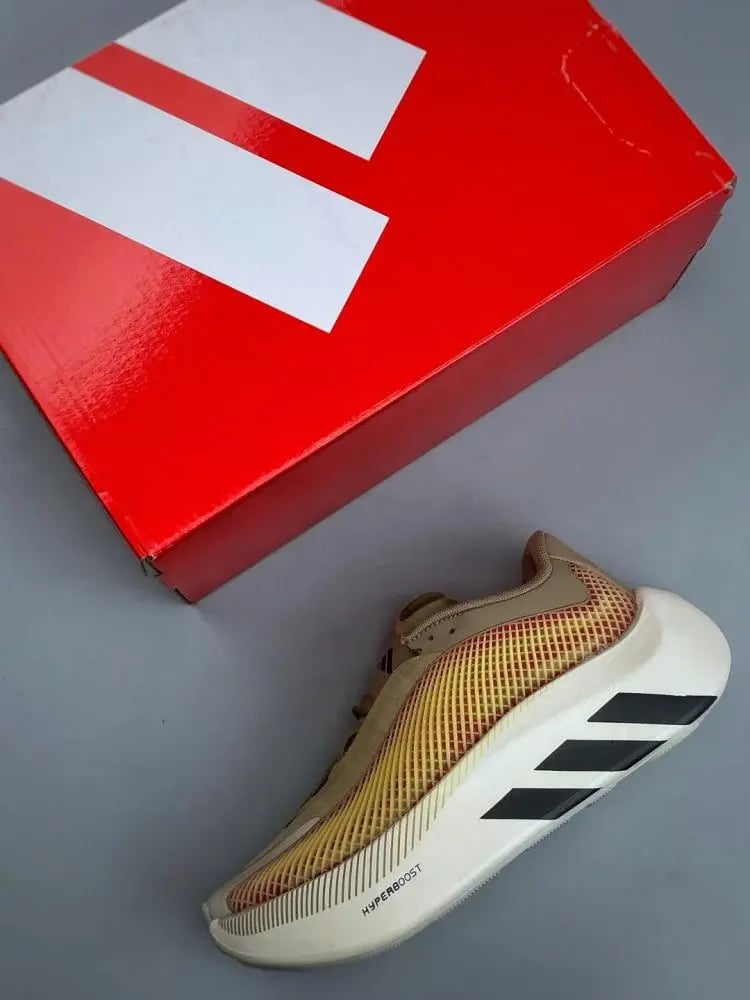 حذاء Adidas Hyperboost الرياضي للجري