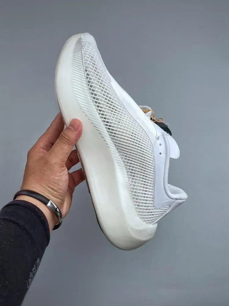 حذاء Adidas Hyperboost الرياضي للجري