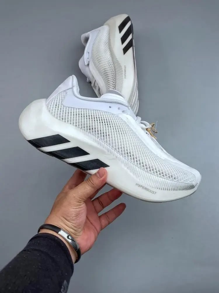 حذاء Adidas Hyperboost الرياضي للجري