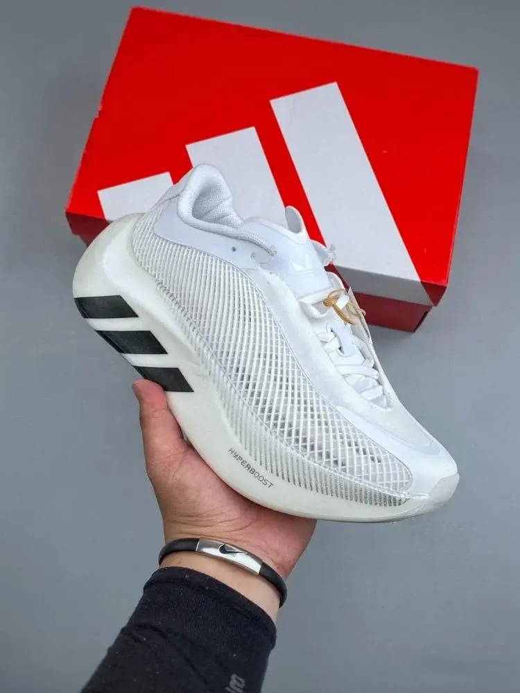 حذاء Adidas Hyperboost الرياضي للجري