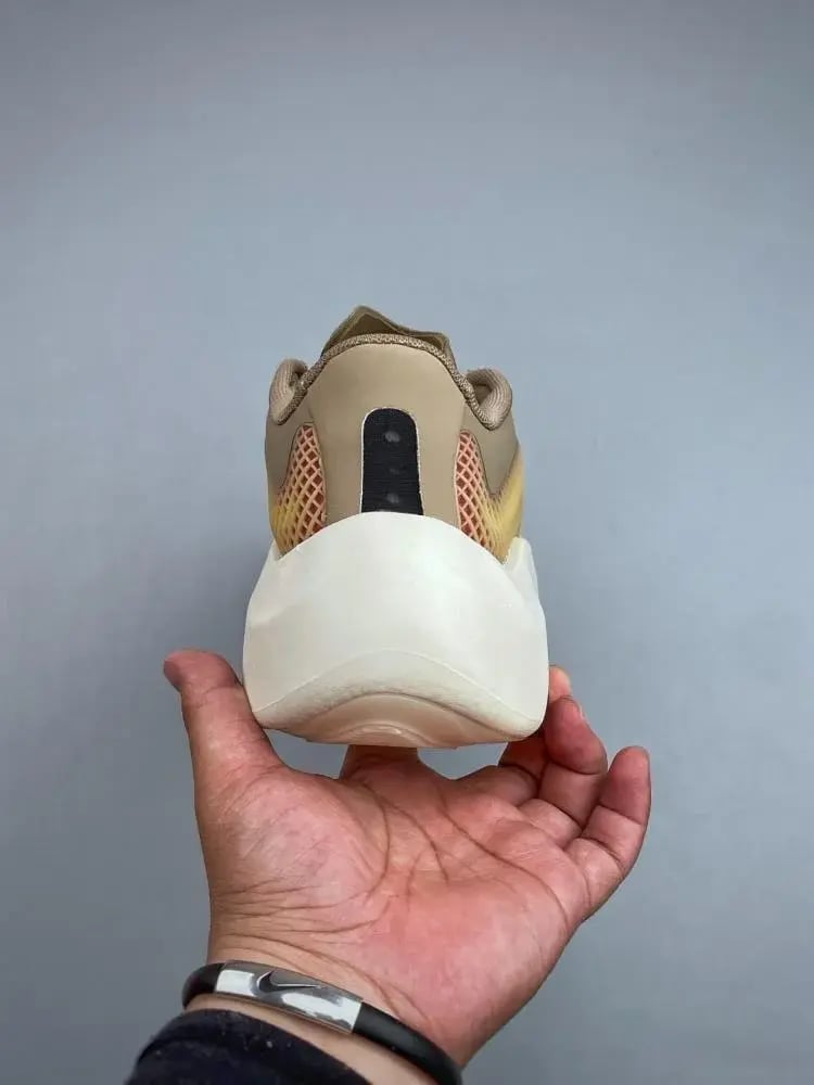 حذاء Adidas Hyperboost الرياضي للجري