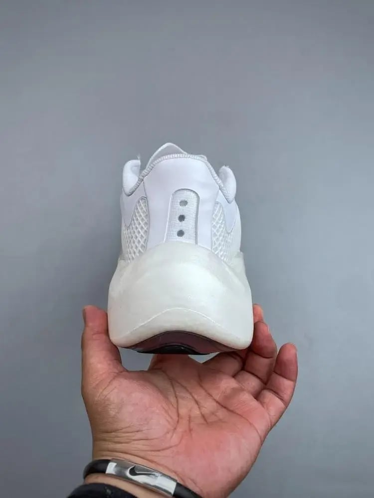 حذاء Adidas Hyperboost الرياضي للجري