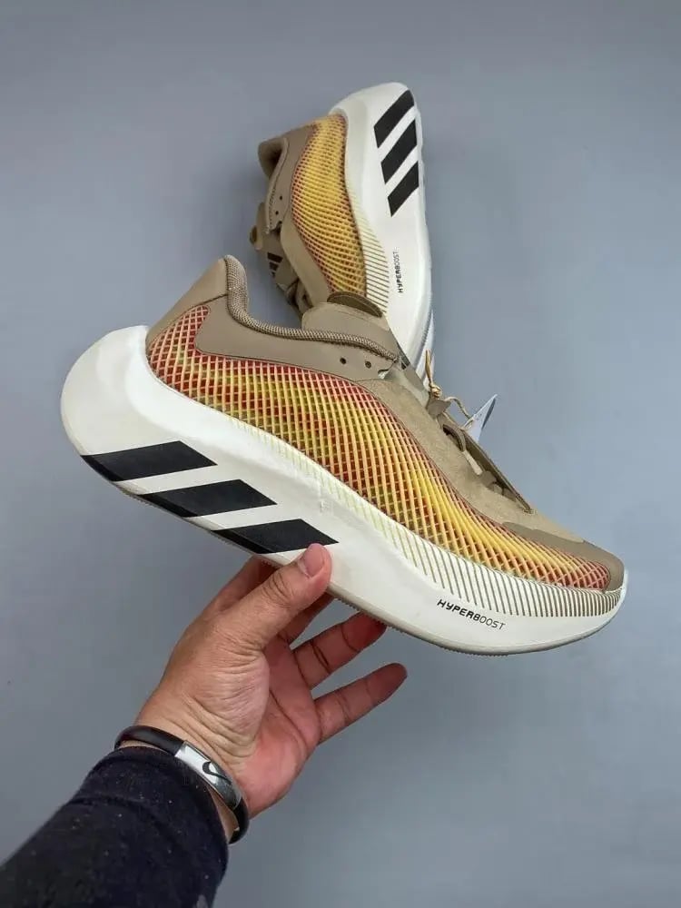 حذاء Adidas Hyperboost الرياضي للجري