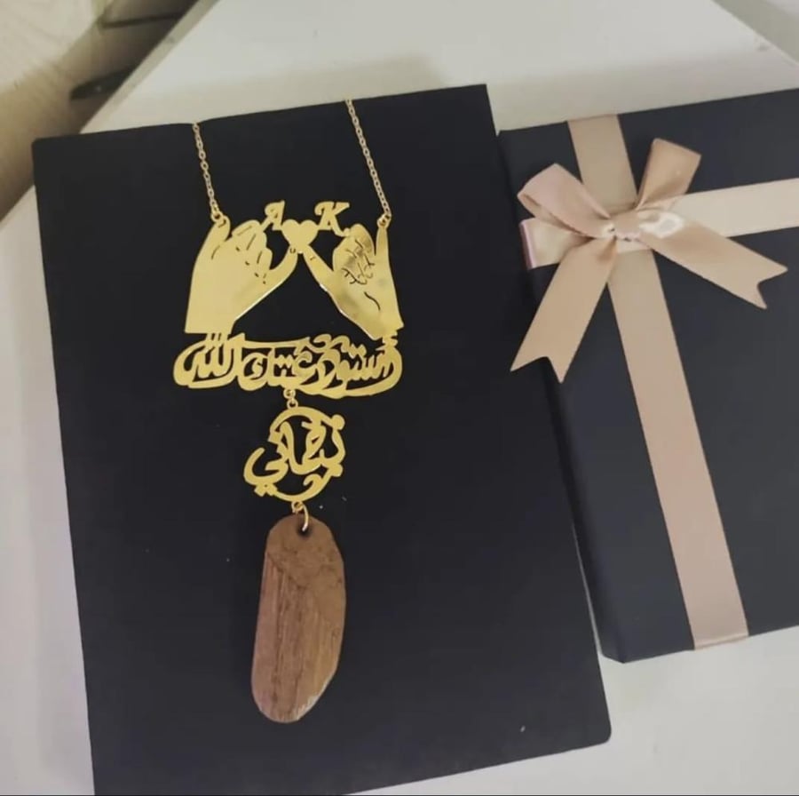تعليقة الايدي مع قلب حرفين