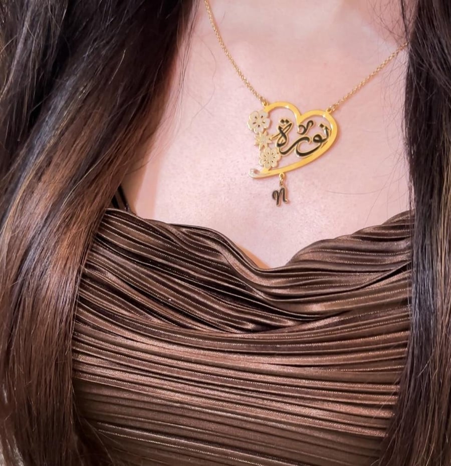 سلسال بشكل قلب ممزوج بنقش الورد