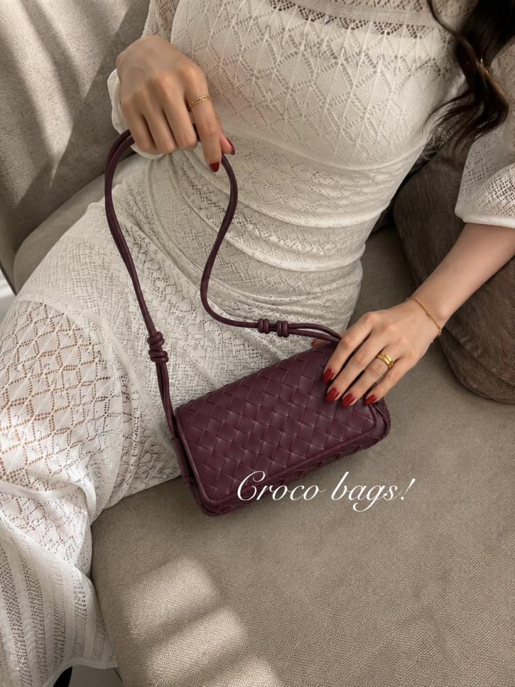 Classic Woven Shoulder Bag - burgundy
