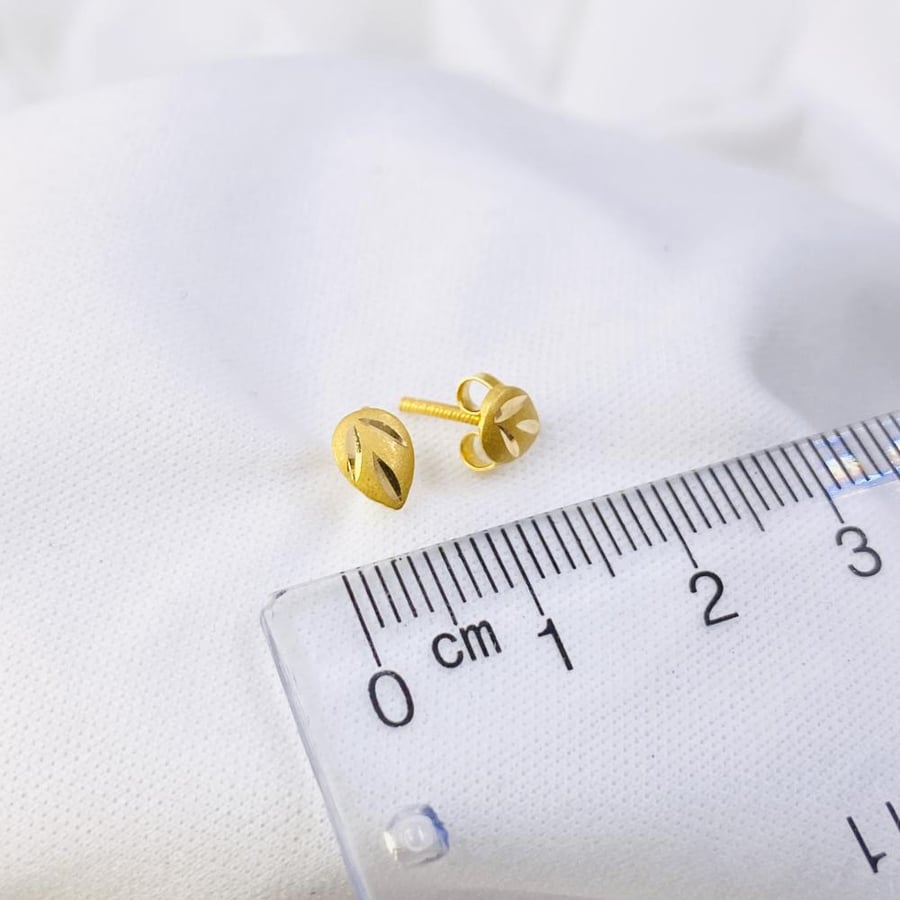 Gold earring