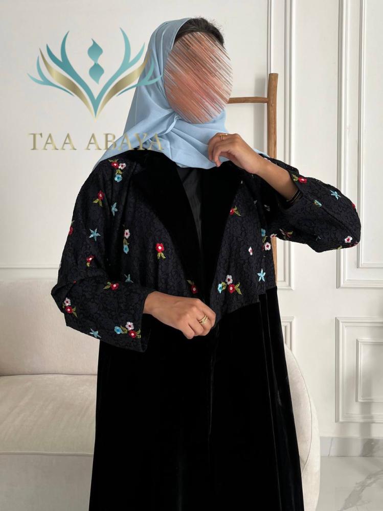 عباية مخمل مع دانتيل القصة استريت