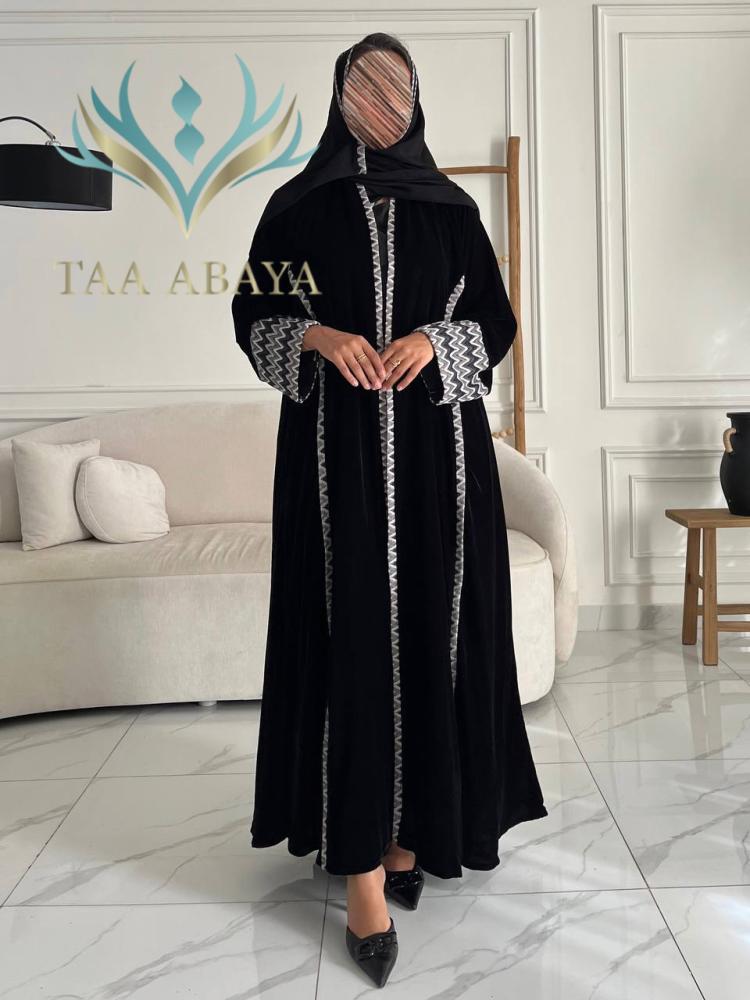 عباية مخمل مع دانتيل مقلم ، القصة استريت