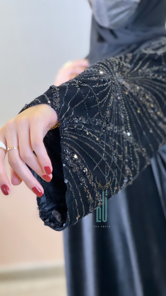عباية مخمل صيفية مع تطريز وشك يدوي على كامل الأكمام