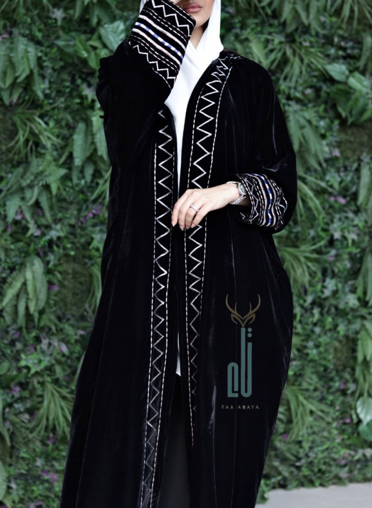 عباية مخمل مع تطريز