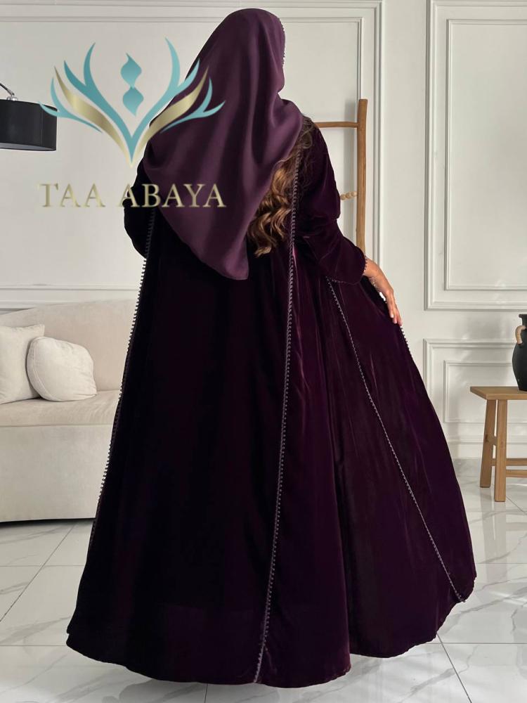 عباية مخمل مع قيطان، القصة استريت
