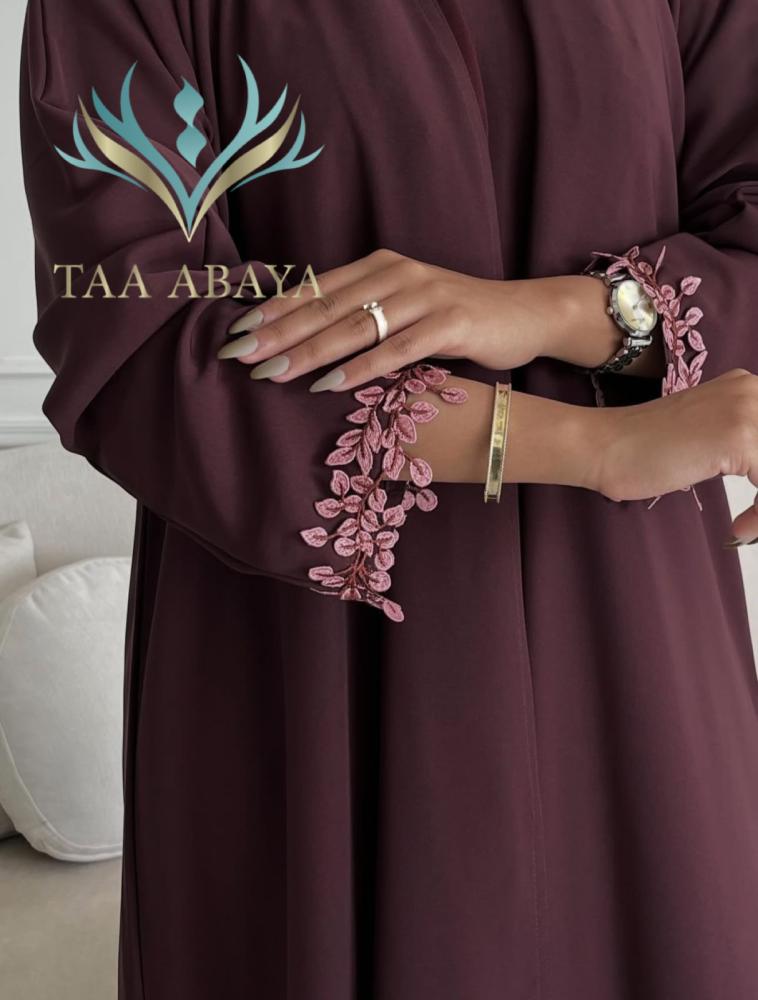 عباية كريب سيراميك مع كلفة  ورد، القصة نص كلوش