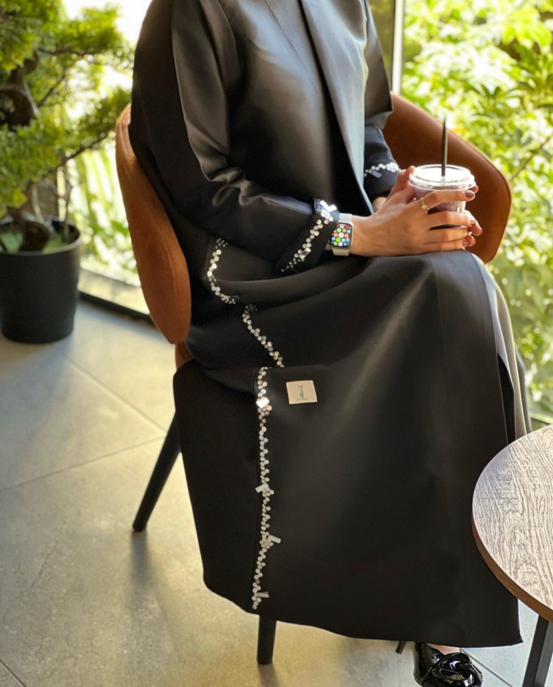 عباية تفتة مع شغل على الأطراف