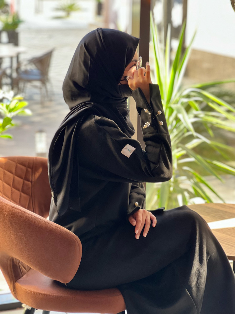 شامواه أسود ومشبك كريستال ولؤلؤ