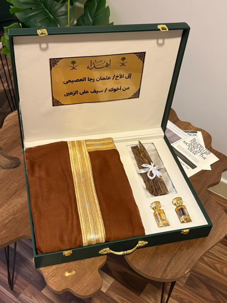 مشلح ملكي فحمي وربع تولة دهن عود أصلي ومخلط في بوكس إهداء فاخر