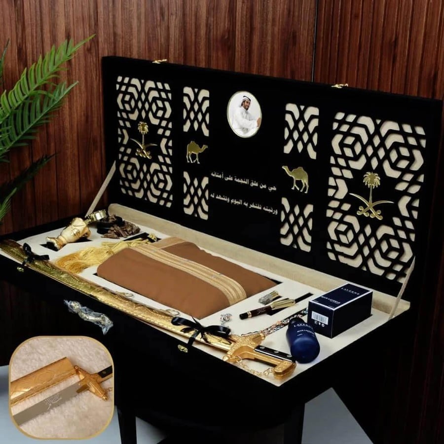 بوكس هدايا ملكي مع عطر رجالي وبخور فاخر