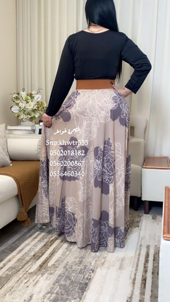 فستان استرتش مع بودرة استرتش بيج – إطلالة ناعمة بتصميم منحوت يبرز القوام ويجمع بين الفخامة والأنوثة