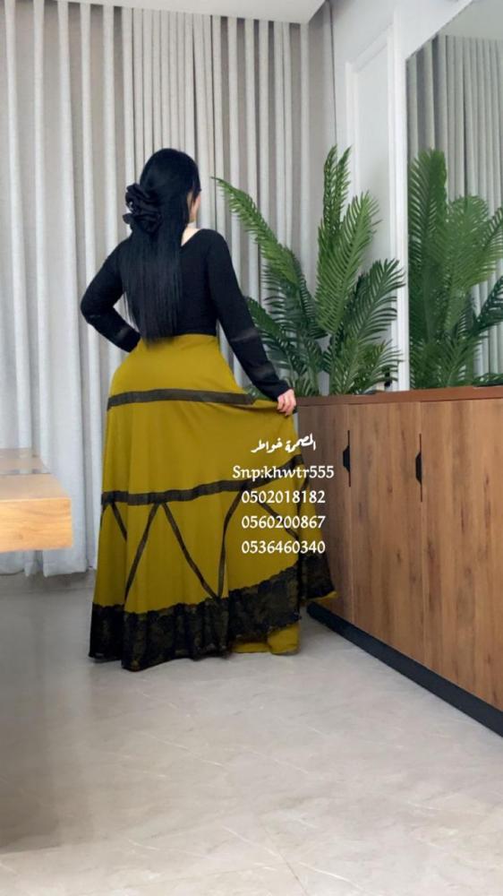 فستان استرتش ناعم بكريب أسود وزيتي – إطلالة راقية تجمع بين الفخامة والنعومة بتصميم واسع مزدان بدانتيل فاخر