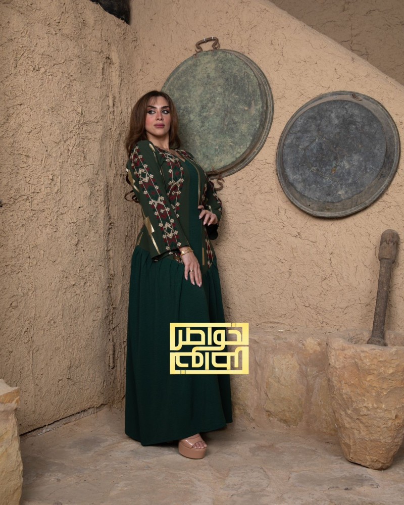 جلابية حرير مغسول فاخرة – لون أخضر غامق بإطلالة ملكية أنثوية راقية