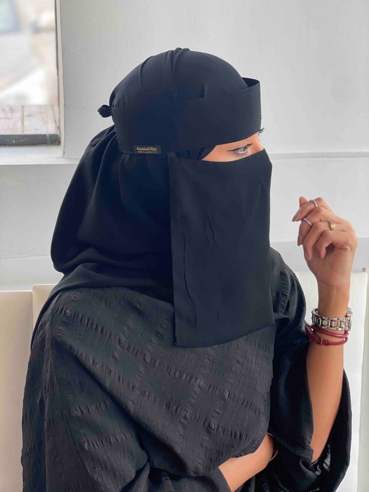برقع نسائي متوسط الطول بقصة ساترة يكمل العباية ويمنح إطلالة خليجية أصي