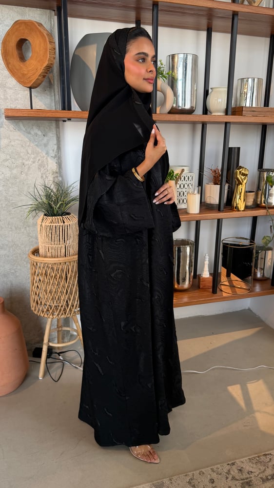 عباية جاكار سوداء مع حجاب أسود