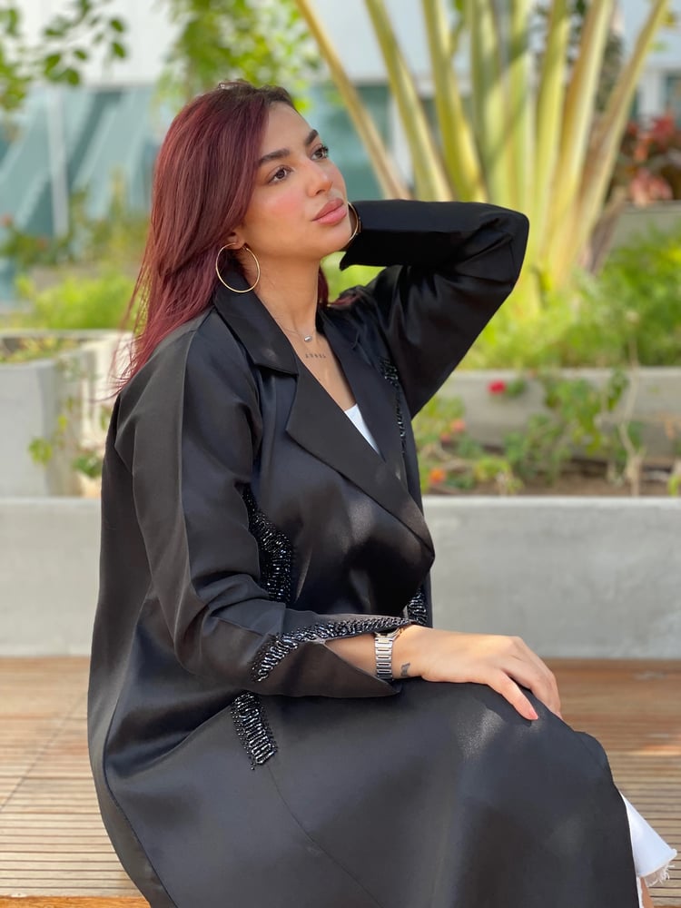 عباية سوداء مطرزة بالشك على الأكمام