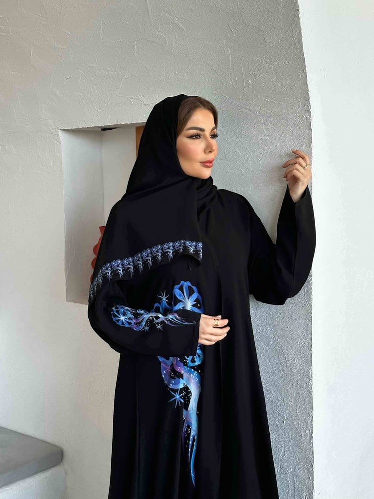 عباية النجم الأزرق سوداء بتطريز أزرق على الكم والجانب