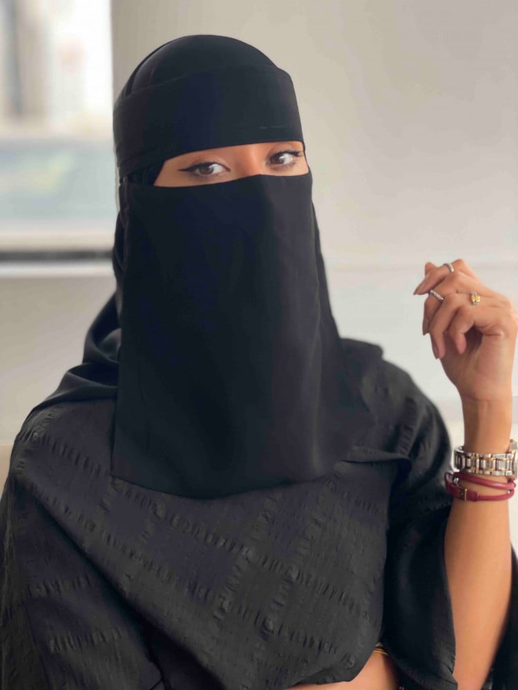برقع نسائي متوسط الطول بقصة ساترة يكمل العباية ويمنح إطلالة خليجية أصي