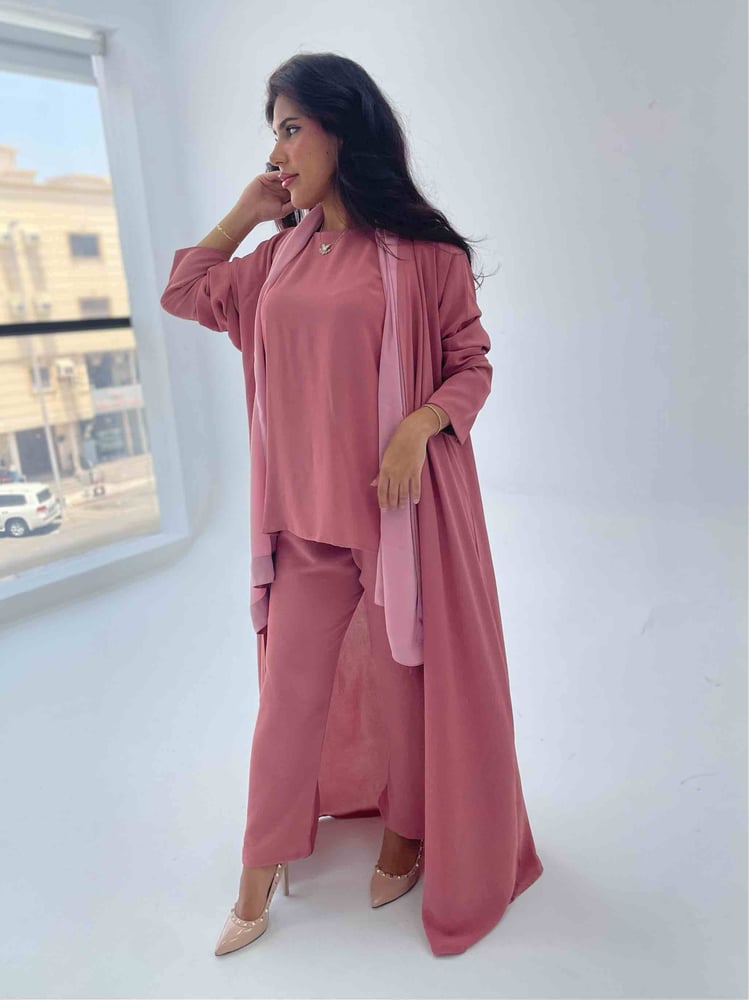 طقم عباية طويلة وبنطلون وردي مع توب ووشاح متناغم