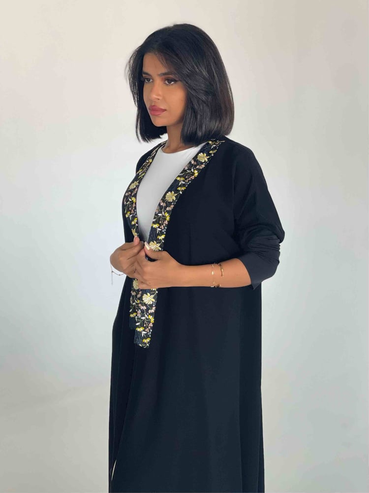 عبايات سوداء فخمة - عبايات عزة المتميزة